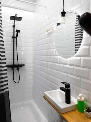 Апартаменты Roof Rooms Ивано-Франковск Апартаменты с кроватью размера «king-size» и общей ванной комнатой-5