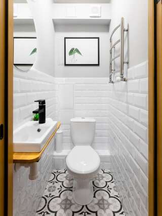 Апартаменты Roof Rooms Ивано-Франковск Апартаменты с кроватью размера «king-size» и общей ванной комнатой-8