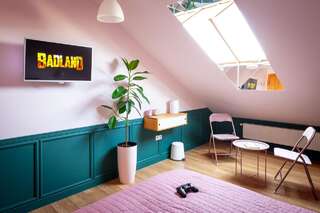 Апартаменты Roof Rooms Ивано-Франковск Апартаменты с кроватью размера «king-size» и общей ванной комнатой-1