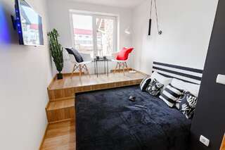 Апартаменты Roof Rooms Ивано-Франковск Апартаменты с кроватью размера «king-size» и общей ванной комнатой-1