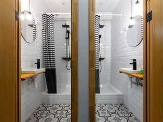 Апартаменты Roof Rooms Ивано-Франковск Апартаменты с кроватью размера «king-size» и общей ванной комнатой-2