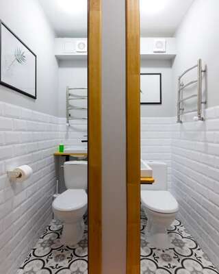 Апартаменты Roof Rooms Ивано-Франковск Апартаменты с кроватью размера «king-size» и общей ванной комнатой-36