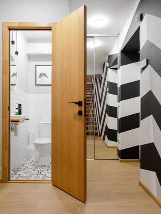 Апартаменты Roof Rooms Ивано-Франковск Апартаменты с кроватью размера «king-size» и общей ванной комнатой-38